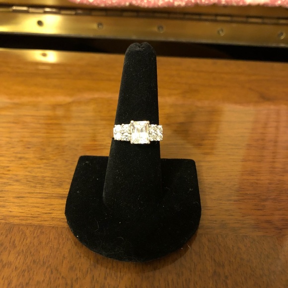 Size 8 women’s silver ring with large CZ - Picture 1 of 3